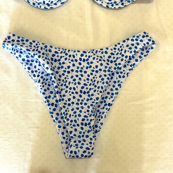 Size small, Blue floral bikini (top + bottom) NEVER WORN - Picture 3 of 7